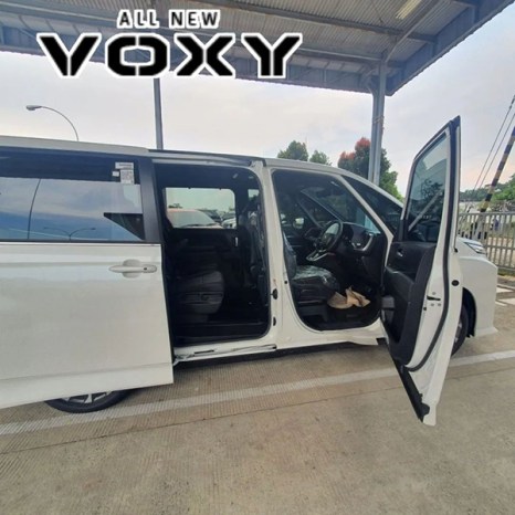 New Toyota Voxy 2.0 A/T full